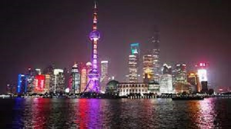 中國房市慘淡，空屋率高達12.1%。圖為上海外灘與東方明珠塔。   圖 : 翻攝自youtube (資料照)