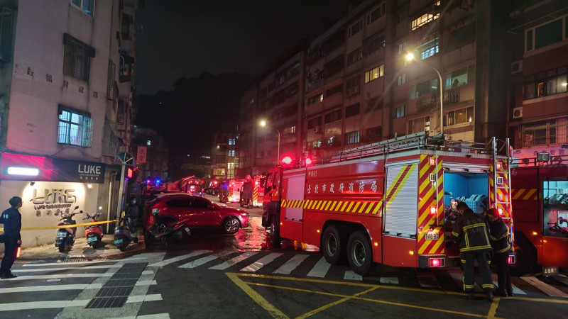 台北市消防局獲報後立即出動12輛水箱車、6輛特種車、2輛救護車及48位消防員到場。   圖：翻攝自信義區三兩事臉書社團