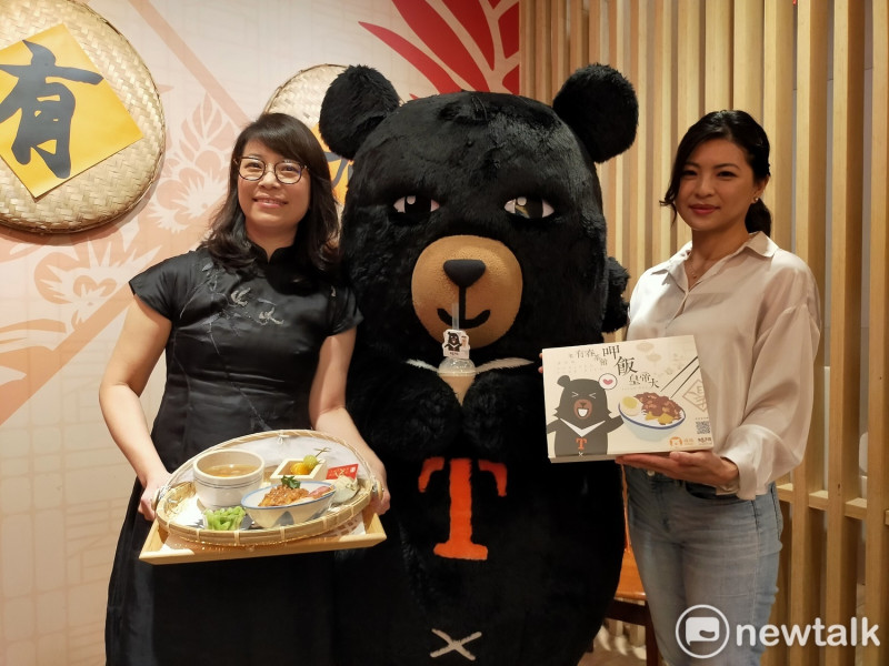 世界甜點冠軍、留法藍帶主廚莉雅（右）與有春創辦人陳沛瀅（左），帶著喔熊一起秀出喔熊雙霸套餐。   圖：唐復年/攝