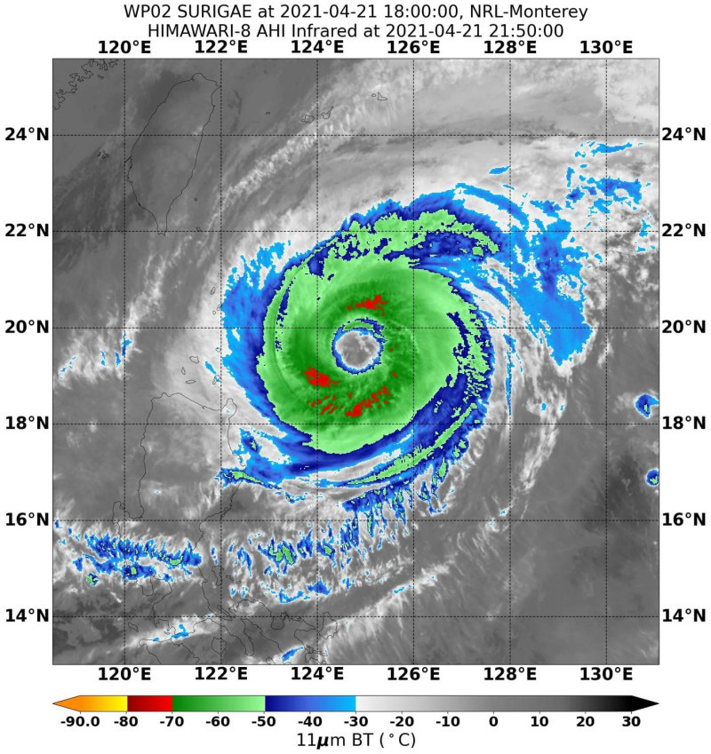 氣象局長鄭明典表示，因為颱風下沉區減弱，將有利降雨的對流雲發展。   圖：翻攝自鄭明典臉書
