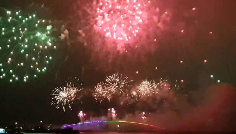一年一度的澎湖花火節今（22）晚於馬公市觀音亭盛大登場盛大登場。   圖：翻攝直播影片