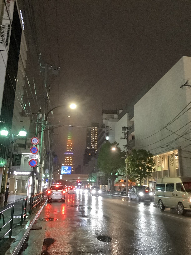 即使下大雨，在東京街頭也可以看到東京鐵塔變成台灣鳳梨 圖：劉黎兒／攝