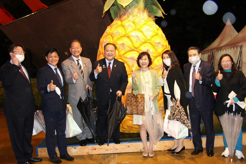 台灣駐橫濱辦事處處長張淑玲在17日晚間點亮了東京鐵塔的台灣鳳梨光飾，（右三）她身邊的就是日本第一大在野黨黨魁枝野幸男夫人和子。 圖：橫濱辦事處提供