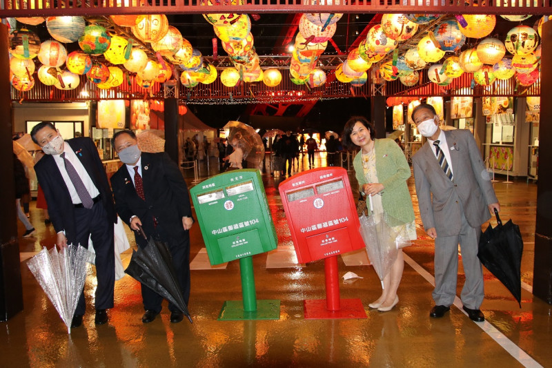 台北的歪腰郵筒與台南花燈營造台灣氣氛，讓日本人有到台灣偽旅行的感覺。 圖：橫濱辦事處提供
