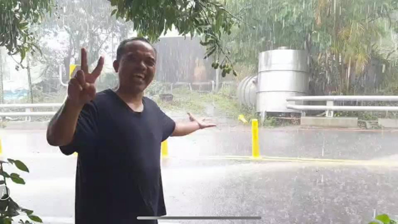 昨日屏東下大雨民眾相當開心，而氣象局也表示，今日東半部及午後中南部山區可能出現較大雨勢。   圖：翻攝自潘孟安臉書