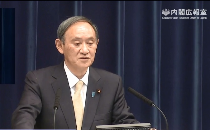 日本首相菅義偉今天為再次發布緊急事態表達歉意。   圖：翻攝首相官邸臉書直播