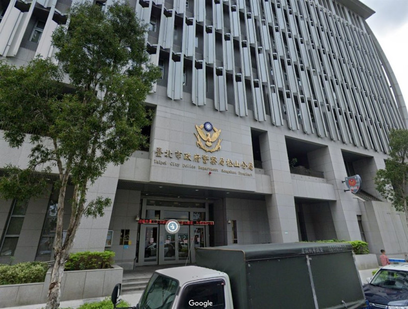 台北市松山警分局中崙派出所日前遭黑衣人闖進砸毀電腦。   圖：翻攝google map