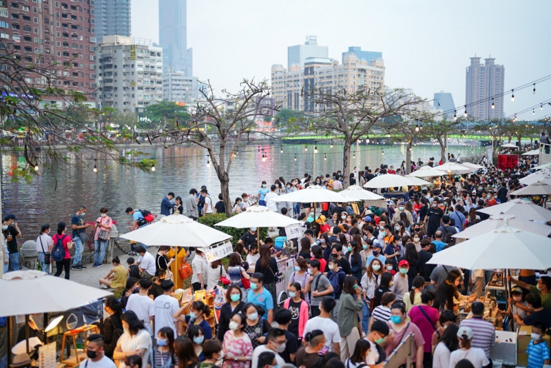 「愛河艸食祭」首日吸引近4萬人潮。   圖：高市府觀光局/提供