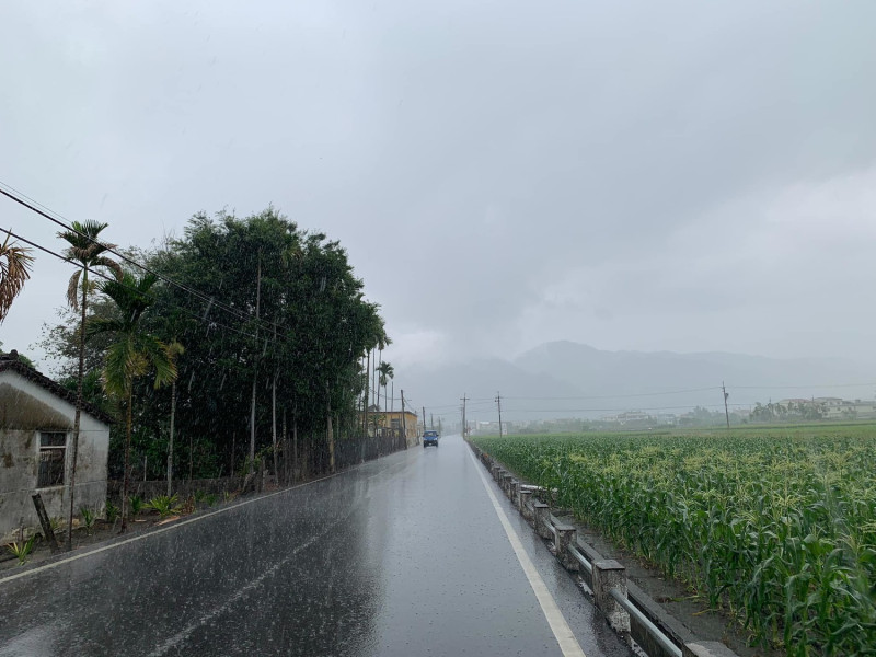 陳其邁發文指出，稍早在美濃證婚時，餐廳外下起了雨，望景興嘆「希望（雨水）都進到高屏溪攔河堰，緩解水情」。   圖：翻攝自陳其邁臉書