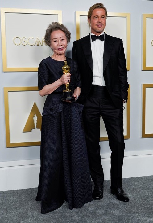 尹汝貞以《夢想之地》獲得最佳女配角，該獎項由布萊德彼特頒發。   圖：達志影像／路透社