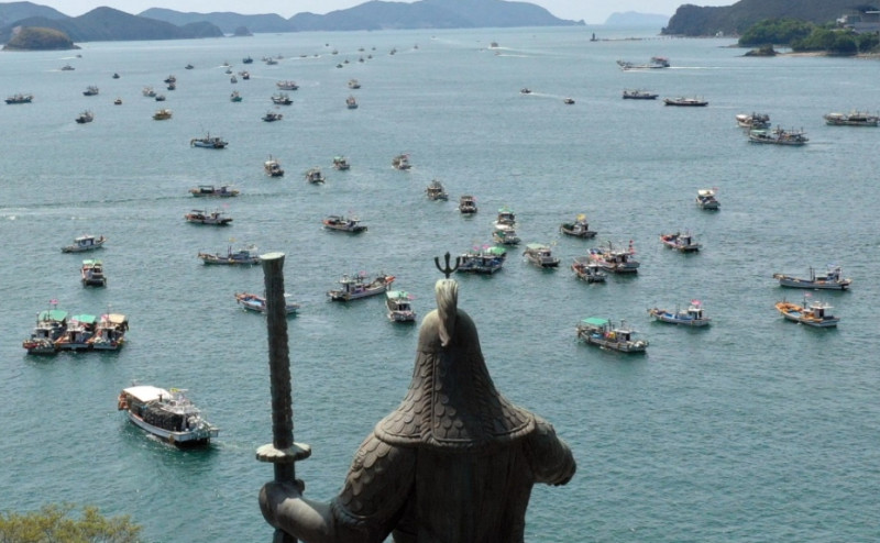 今（26日）韓國漁民集結了總共350艘漁船，在慶尚南道統營市示威，抗議日本政府決定將核廢水排入海。   圖 : 翻攝自環球時報