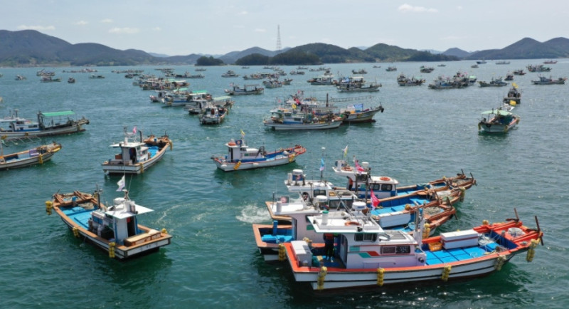 今（26日）韓國漁民集結了總共350艘漁船，在慶尚南道統營市示威，抗議日本政府決定將核廢水排入海。   圖 : 翻攝自環球時報