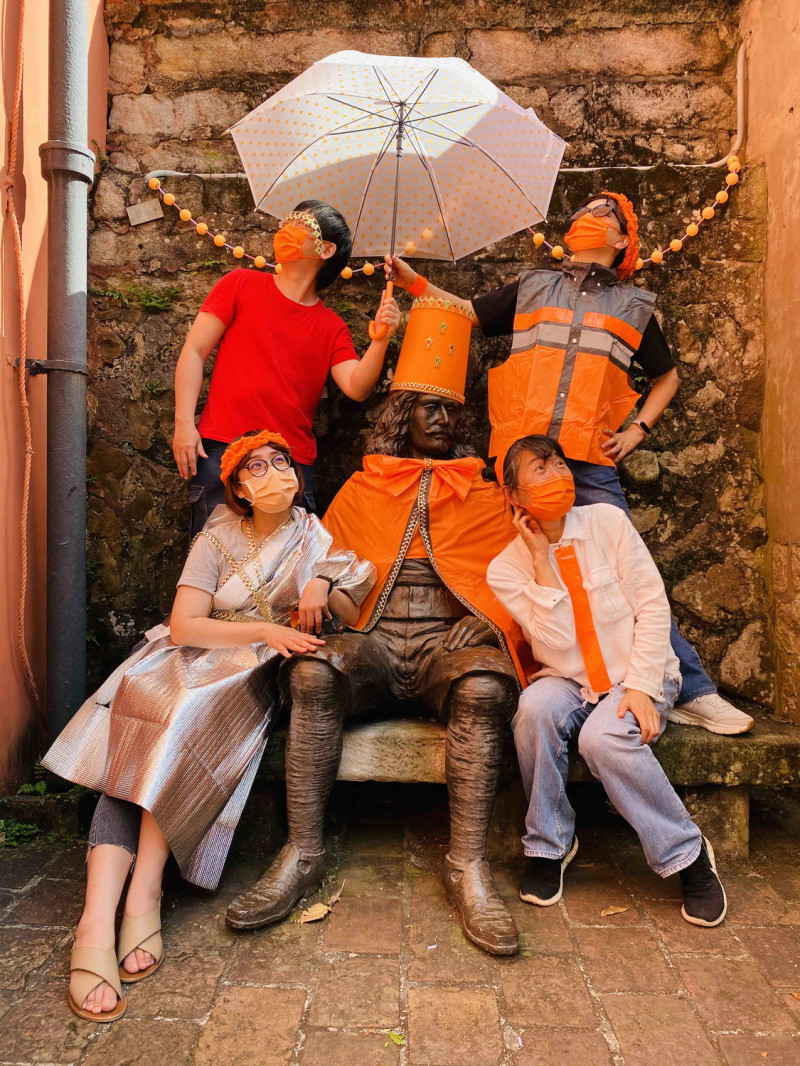 淡古館員發揮創意，讓淡水紅毛城內的亞洲總督安東尼穿橘裝，邀民眾一同歡慶「荷蘭國王節」。   圖：淡水古蹟博物館提供