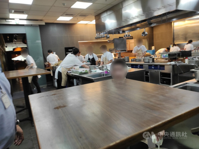 台北市衛生局前往米其林二星餐廳RAW稽查，發現有3項缺失，給予3天改善期。   圖：台北市衛生局提供