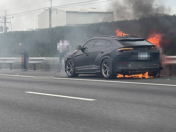 一輛藍寶堅尼超跑休旅車在國道路肩起火燃燒，據了解駕駛是彰化某上市公司二代。   圖：彰化踢爆網提供