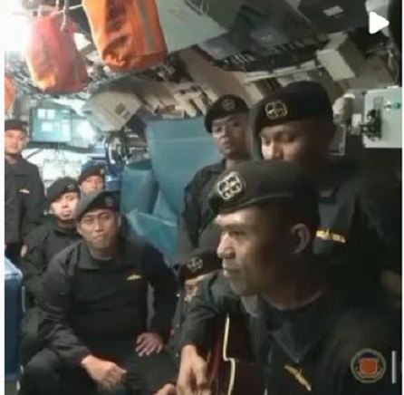印尼KRI Nanggala 402潛艇53名官兵合唱的《再見》影片流出，成為他們最後的告別。   圖：翻攝自Erix Soekamti個人IG