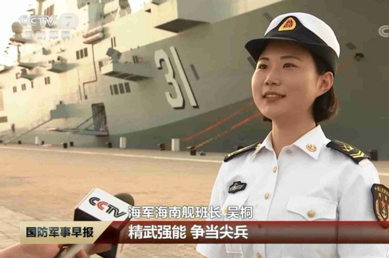 海南艦女班長吳桐由於名字諧音似「武統」，在中國引發熱議。   圖：翻攝自央視