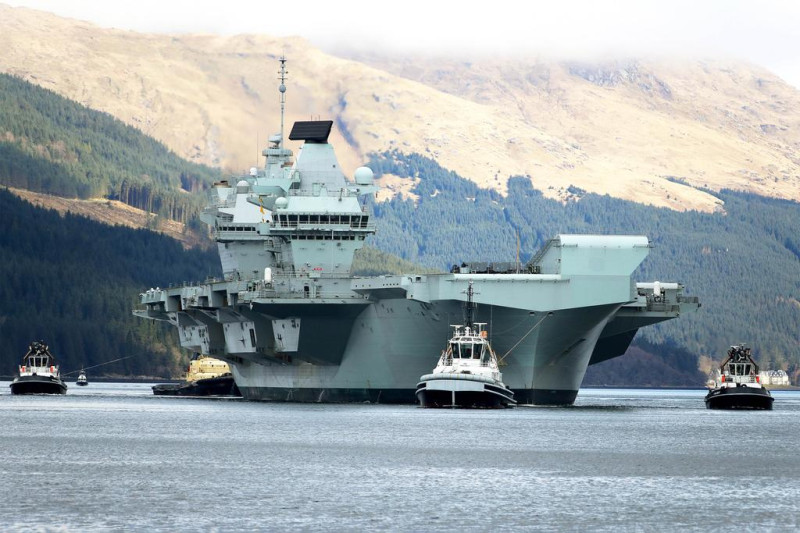 英國伊麗莎白女王號航母（HMS Queen Elizabeth）下個月將帶著6艘海軍艦艇、4架海軍直升機和一支海軍陸戰隊前往印太海域，執行首次作戰部署。   圖：翻攝自HMS Queen Elizabeth推特