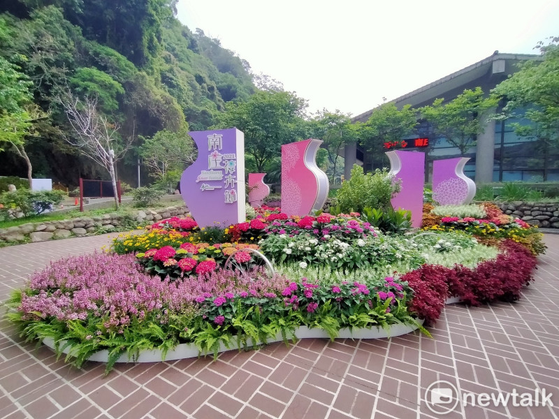 南庄花卉節五一起跑，遊客中心前廣場就有裝置藝術可欣賞。   唐復年/攝
