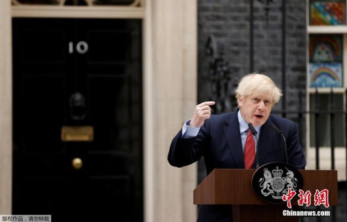 英國首相強生在唐寧街十號首相官邸前。   圖 : 翻攝自中新網（資料照）