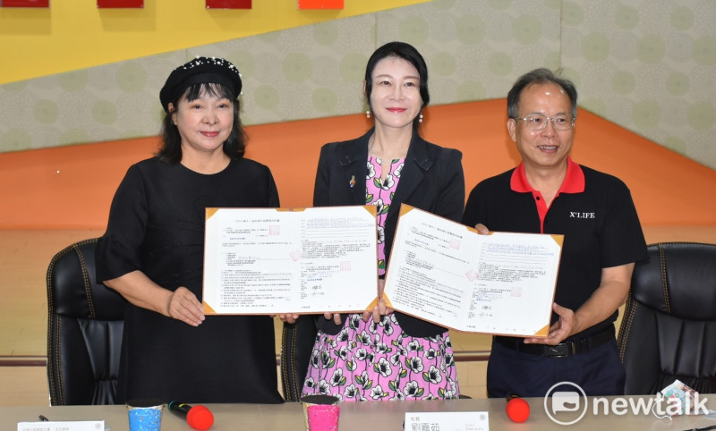台灣小姐大會主席潘逢卿(左)與高雄空大校長劉嘉茹(中)簽署合作書。   圖：孫家銘/攝
