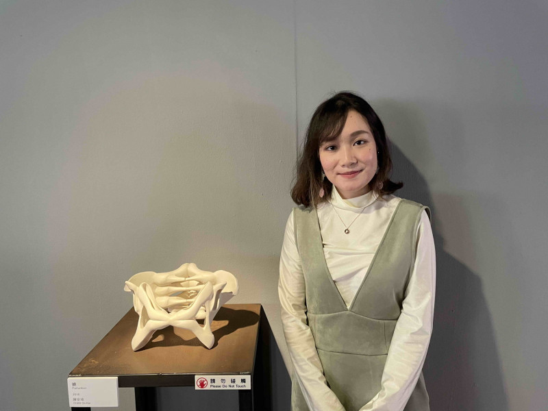 陳安琦以骨盆為造型的《娩》精巧的展現女人妊娠孕育的骨盆。   圖：鶯歌陶瓷博物館提供