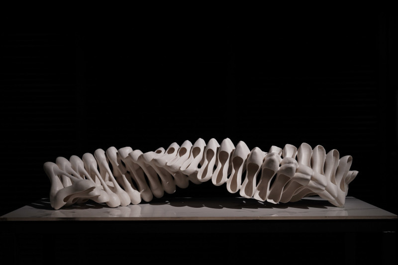 脊椎造型的《承》，表現脊椎因穿著不適的鞋而扭曲的樣子。   圖：鶯歌陶瓷博物館提供