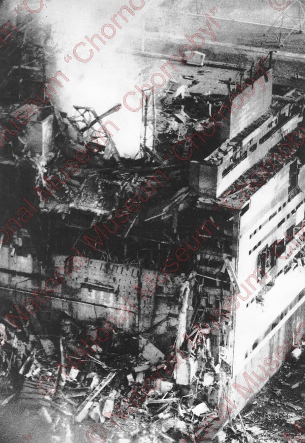 車諾比核電廠1986年4月26日爆炸後的第一個畫面，現場慘不忍睹，烏克蘭車諾比博物館說明，拍攝者深受核害，2010年癌症過世。   圖：翻攝自車諾比國家博物館臉書