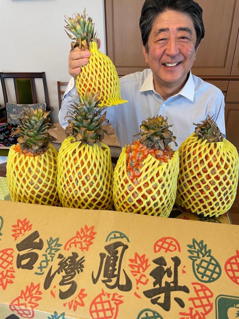 日本前首相安倍晉三今天在社群媒體貼出和台灣鳳梨的合照。   圖：翻攝安倍晉三臉書