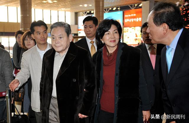 李健熙(前左)與妻子洪羅喜(右二)。   圖 : 翻攝自頭條@新民周刊