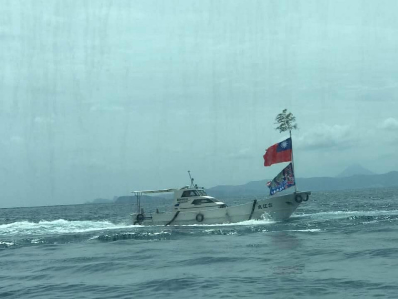 除了港口揮旗，位於大隅半島的鹿屋市，也從海上動員漁船揚旗歡迎台灣訪問團。   圖：擷自謝長廷臉書