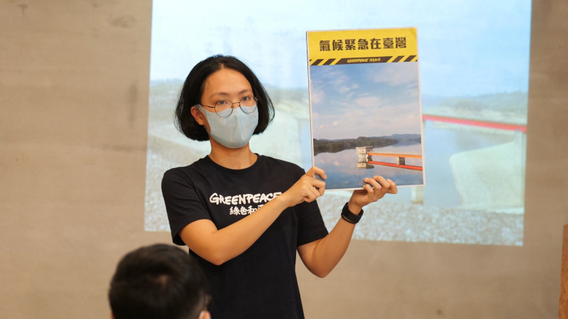 綠色和平專案主任劉羿君今（28）日以寶山第二水庫缺水前的照片，凸顯臺灣缺水現況。   圖：綠色和平提供