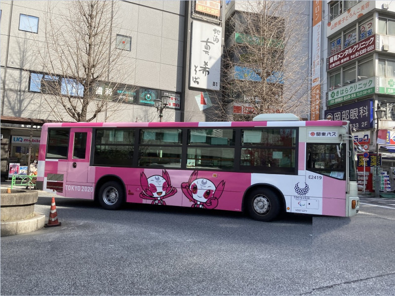 東京到處都在宣傳東奧，公車也塗上東京東奧的吉祥物。   圖：劉黎兒攝