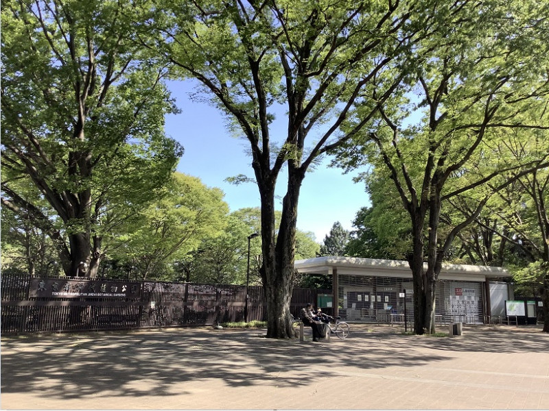 東京都知事把大型都立公園或植物園都關閉起來，其實把人潮趕往鬧區，製造密集及感染。圖為面積超廣大的神代植物園。 圖：劉黎兒攝