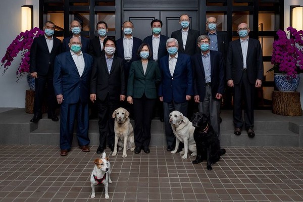 總統蔡英文日前在官邸款宴美國前參議員陶德訪團時合影，讓退役搜救犬「樂樂」首度曝光。   圖：總統府提供（資料照片）