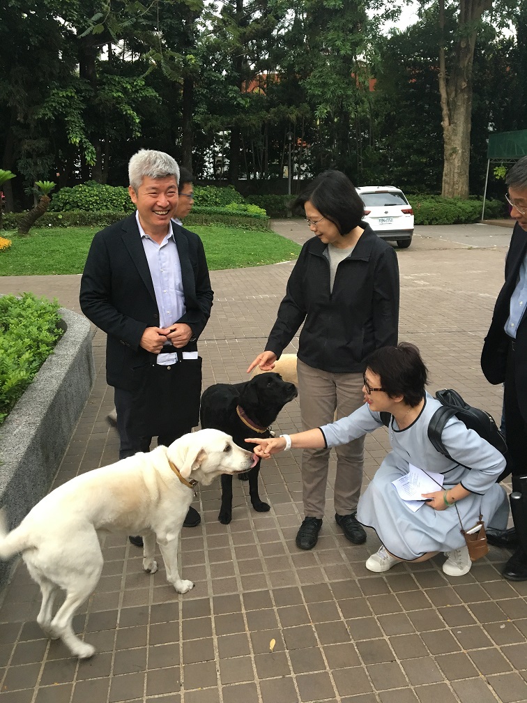 總統蔡英文2018年接見環團後，帶眾人和自己的貓狗互動。   圖：何宗勳/提供
