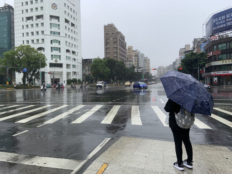 鋒面通過為台灣帶來降雨，氣象局長鄭明典表示，從昨日到今天是很顯著的一場春雨。   圖：張家寧／攝