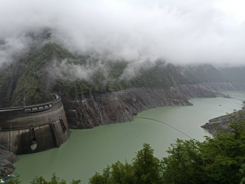 水利署表示，雖然這波鋒面為全台水庫帶來1318萬噸水量，但要真正解渴還有一段距離(圖為德基水庫)。   圖：當地居民/提供