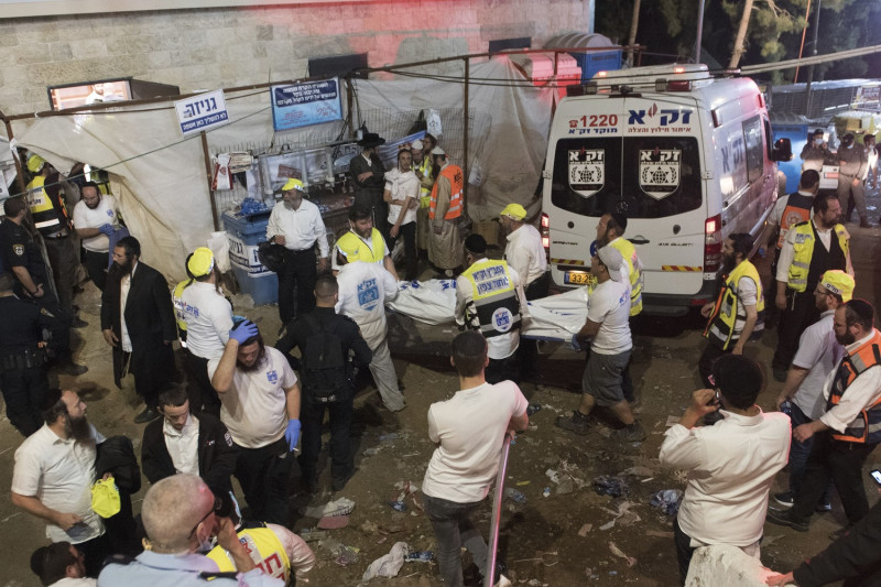 以色列人前往莫蘭山（Mount Meron）慶祝篝火節，不料卻發生嚴重踩踏意外。救難人員在現場搭建臨時醫院。   圖：達志影像／美聯社