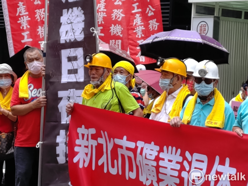 礦工首次站上街頭參與勞動節遊行，盼獲得政府照護。   圖：黃建豪/攝