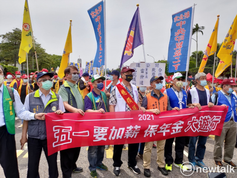 勞工團體、各產業工會在總統府前集結，展開五一勞動節大遊行。   圖：黃建豪/攝