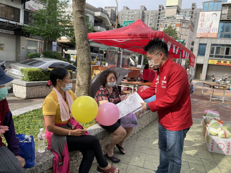 台灣基進桃園黨部發起「彩繪溫馨 祝福母親」活動，透過發送別具特色的母親節主題著色紙，讓每一位大朋友、小朋友都可以透過畫筆，彩繪給母親的祝福與感謝。   圖：基進黨桃園黨部提供