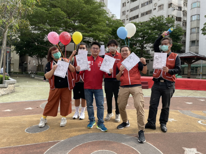 台灣基進桃園黨部發起「彩繪溫馨 祝福母親」活動，透過發送別具特色的母親節主題著色紙，讓每一位大朋友、小朋友都可以透過畫筆，彩繪給母親的祝福與感謝。   圖：基進黨桃園黨部提供