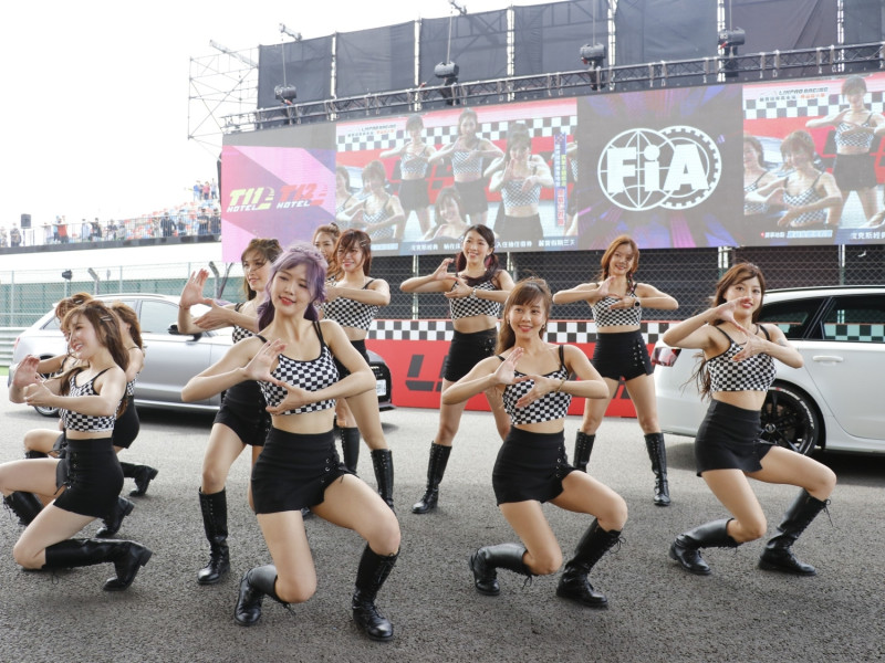 首支賽車女孩團體「浩星女孩」帶來精彩演出。   麗寶賽車場/提供