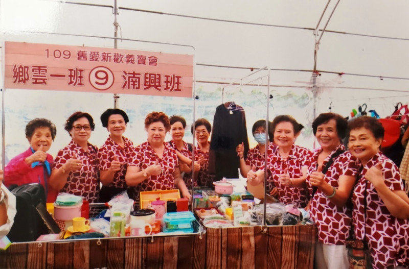 林陳清芬媽媽生活照(右一)。   圖：板橋區公所提供