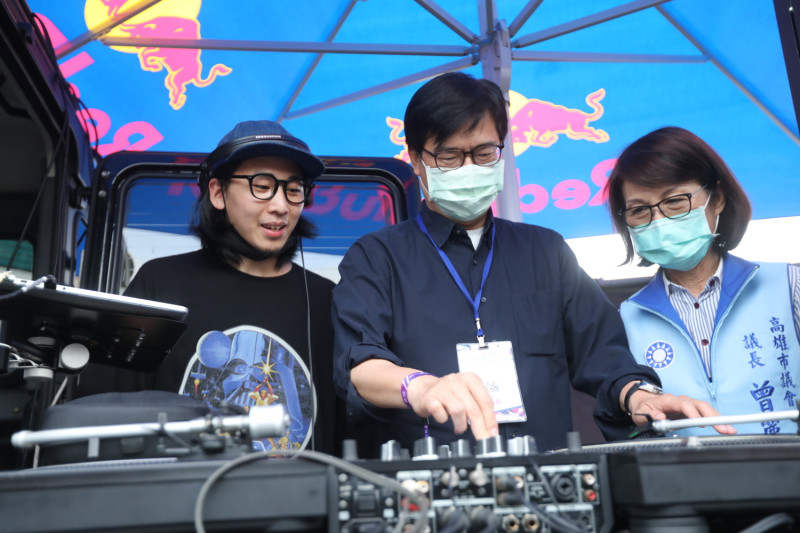 陳其邁（中)現場與DJ示範一段混音、刷碟。   圖：高雄市政府/提供