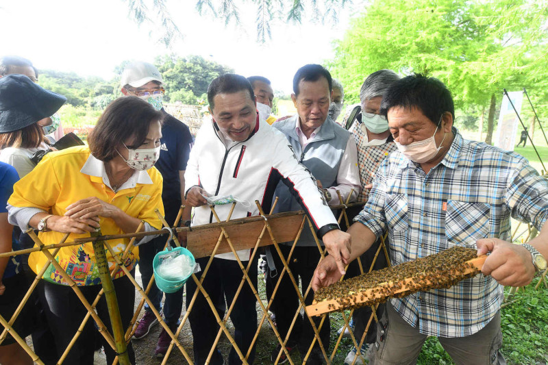 侯友宜與林姿妙看蜂農採蜜。   圖：新北市農業局提供