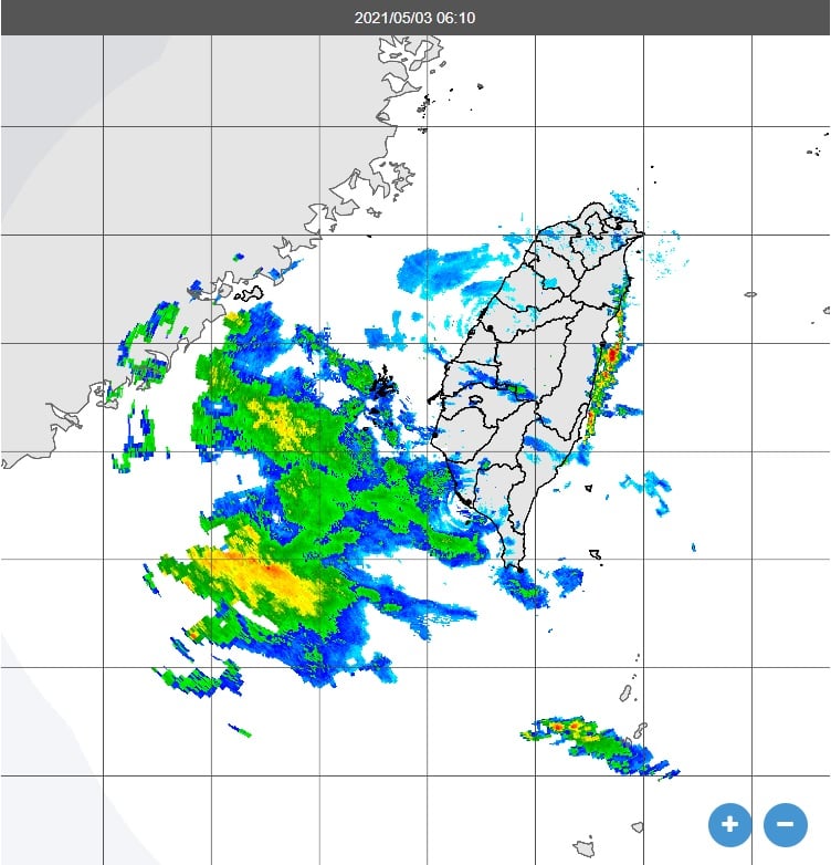 台灣西南側出現大片的回波，中央氣象局長鄭明典在臉書表示，顯示台灣附近開始有對流了。   圖：中央氣象局/提供