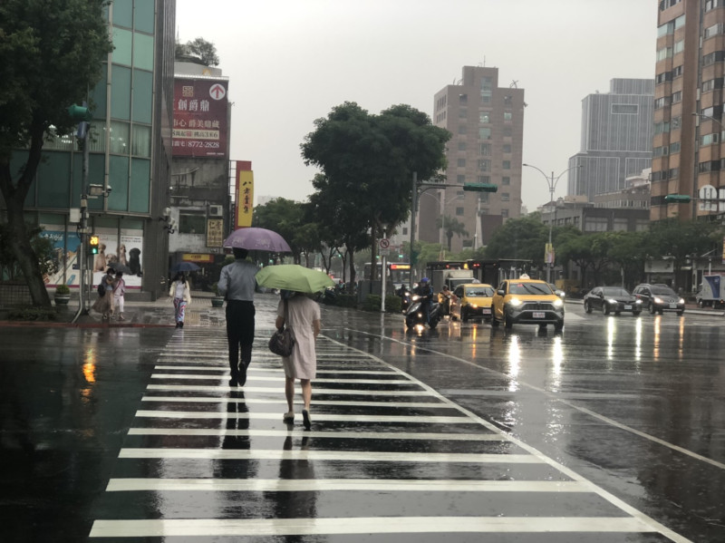 氣象專家吳德榮表示，今年梅雨季首波鋒面將在5/5過境，全台都有降雨機會。   圖：汪靖軒／攝
