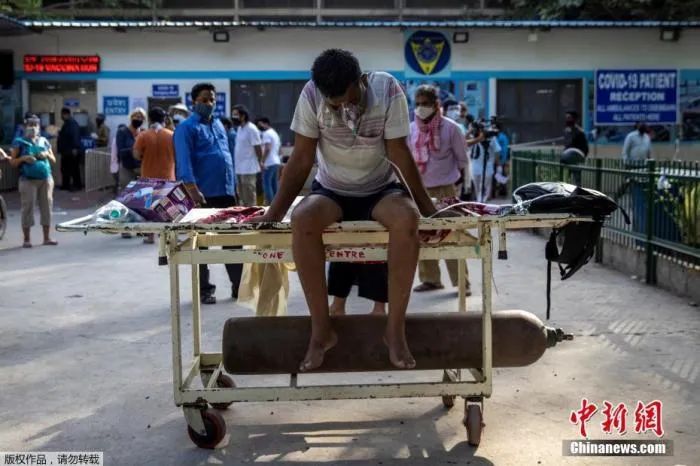 新冠肺炎造成印度醫療系統崩潰，許多確診患者無奈的在醫院外等待收容治療。   圖 : 翻攝自中新網